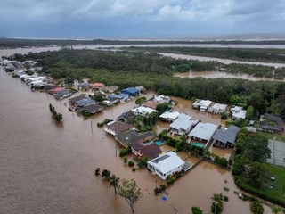 インドネシアで洪水、80人以上死亡 「違法な森林伐採で被害拡大
