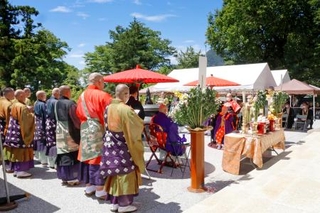 　長野市の善光寺で営まれた戦没者追悼・平和祈念大法要＝１日午前