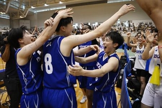　優勝を果たし、大喜びする桜花学園の選手たち＝ジップアリーナ岡山