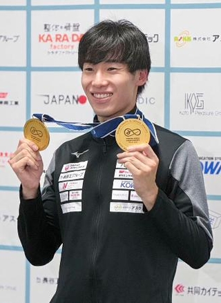 　フェンシングの世界選手権から帰国し、取材に応じる加納虹輝＝１日、東京都内