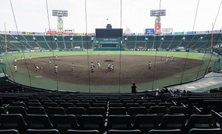 　第１０７回全国選手権大会の出場校の練習が行われた甲子園球場。日本高野連がＤＨ制を導入することを決め、全国レベルでは来年の選抜高校野球大会から実施される＝１日