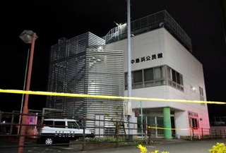 　７０代男性が刺された静岡市駿河区の公民館＝２日夜