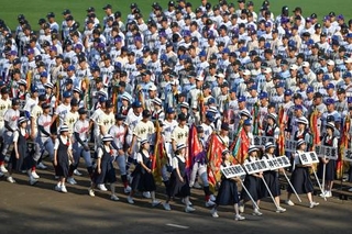 　第１０７回全国高校野球選手権大会の開会式リハーサルを終え、引き揚げる選手たち＝４日、甲子園球場