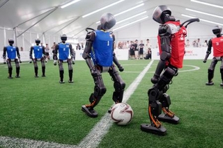 　サッカーの練習試合をする人型ロボット＝４日、北京（共同）