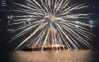 　横浜市で開かれていた花火大会で炎上する海上の台船＝４日夜