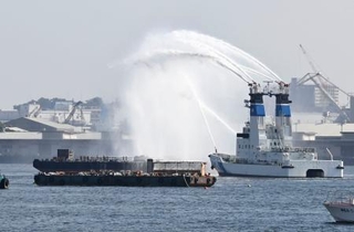 　台船へ放水する消防船＝５日午前、横浜市