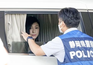 　新東名高速道路の浜松ＳＡで、車中から実況見分に立ち会う広末涼子さん＝７月２８日、浜松市