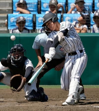 　開星-宮崎商　タイブレークの１０回裏開星無死満塁、前田がサヨナラの中犠飛を放つ。捕手水谷＝甲子園