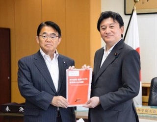 　文科省で武部新副大臣（右）と面会する愛知県の大村秀章知事＝６日