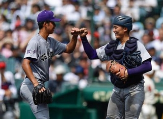 　智弁和歌山に勝利し、タッチを交わす萬谷（左）と高橋蓮の花巻東バッテリー＝甲子園
