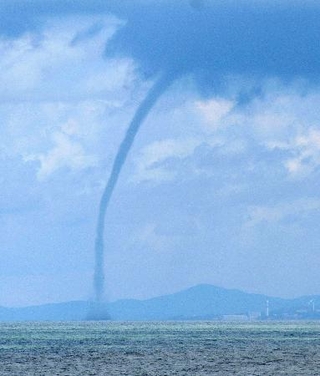 　石川県かほく市の海岸から観測された竜巻＝８日午前１０時１８分