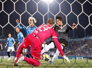 　横浜ＦＣ-浦和　後半、自身２点目のゴールを決める浦和・小森（右端）＝ニッパツ