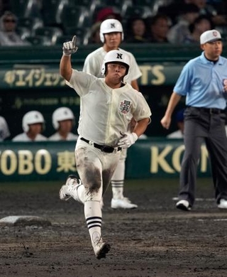 　豊橋中央-日大三　８回裏、決勝本塁打を放ち、指を突き上げる日大三・田中諒＝甲子園