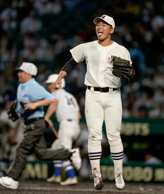 　豊橋中央-日大三　７回表、２死満塁のピンチを切り抜け、喜ぶ日大三・近藤＝甲子園