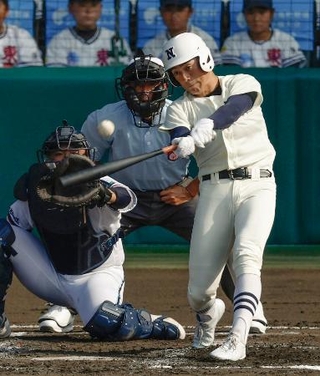 　高川学園-日大三　１回裏日大三２死二、三塁、安部が左越えに２点三塁打を放つ。捕手遠矢＝甲子園
