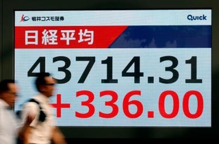 　日経平均株価の終値を示すボード＝１８日午後、東京都中央区