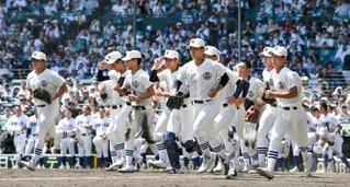 　関東第一に勝利し、駆け出す日大三ナイン＝甲子園