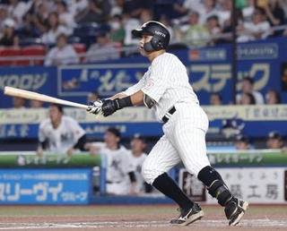 　７回ロッテ２死二、三塁、山口が左中間に勝ち越し３ランを放つ＝ＺＯＺＯマリン