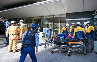 　催涙スプレーのようなものがまかれた「渋谷ヒカリエ」の前に集まる消防隊員ら＝２３日午後、東京都渋谷区