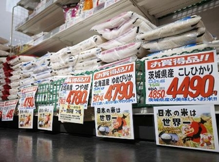　スーパーの店頭に並んだコメ＝４月、埼玉県越谷市