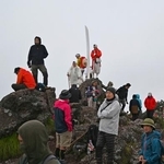 　解禁された男体山夜間登山に参加し、山頂で日の出を待つ登山者たち。この日、御来光は拝めなかった＝１日午前４時４５分ごろ、栃木県日光市