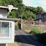 　ダム・ズイ・カン容疑者の住んでいた寮（手前左）と椋本舞子さん宅（奥）＝７月３１日、佐賀県伊万里市
