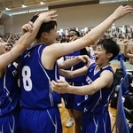 　優勝を果たし、大喜びする桜花学園の選手たち＝ジップアリーナ岡山