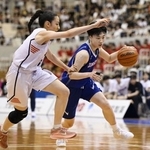 　日本航空北海道-桜花学園　第３クオーター、攻め込む桜花学園・勝部（右）＝ジップアリーナ岡山