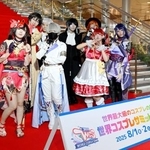 　「世界コスプレサミット２０２５」が開幕し、レッドカーペットでポーズをとるコスプレーヤーたち＝１日午後、名古屋市