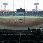 　第１０７回全国選手権大会の出場校の練習が行われた甲子園球場。日本高野連がＤＨ制を導入することを決め、全国レベルでは来年の選抜高校野球大会から実施される＝１日