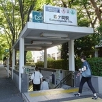 　冷房が故障している東京メトロ霞ケ関駅の出入り口＝７月２９日、東京都千代田区