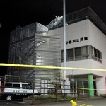 　７０代男性が刺された静岡市駿河区の公民館＝２日夜