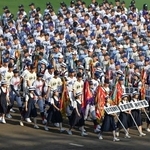 　第１０７回全国高校野球選手権大会の開会式リハーサルを終え、引き揚げる選手たち＝４日、甲子園球場