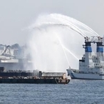 　台船へ放水する消防船＝５日午前、横浜市