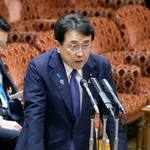 　参院予算委の集中審議で答弁する赤沢経済再生相＝５日午前