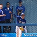 　ブルペンで投球練習するドジャース・佐々木＝ロサンゼルス（共同）