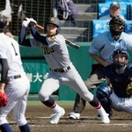 　鳥取城北-仙台育英　５回表仙台育英無死、原が中越えに今大会第１号の本塁打を放つ。投手田中、捕手平山＝甲子園