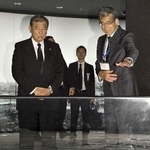 　原爆資料館を視察する石破首相（左）＝６日午前、広島市中区（代表撮影）