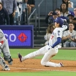 　カージナルス戦の７回、マンシーの適時打で生還するドジャース・大谷＝ロサンゼルス（共同）