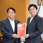 　文科省で武部新副大臣（右）と面会する愛知県の大村秀章知事＝６日