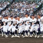 　金足農に勝利し、笑顔で駆け出す沖縄尚学ナイン＝甲子園