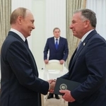 　６日、モスクワのクレムリンで握手するロシアのプーチン大統領（左）と米国のウィットコフ中東担当特使（ロシア大統領府提供・タス＝共同）