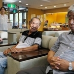 　フィリピンから来日し、異母弟の宏之さん（右端）と対面した日系２世の竹井ホセさん（右から２人目）＝６日午後、大阪府河内長野市