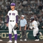　鳴門-天理　４回裏、鳴門・橋本（奥）に同点２ランを浴びた天理・松村＝甲子園