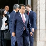 　米ワシントンでラトニック商務長官との協議を終え商務省を出る赤沢経済再生相＝６日（共同）