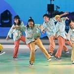 　パナソニックＨＤが開催したイベントでダンスを披露する子どもたち＝７日午後、大阪市此花区の夢洲
