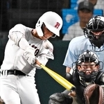 　旭川志峯-広陵　４回裏広陵２死、高橋が右中間に三塁打を放つ。失策が絡み同点の生還を果たす。捕手松本＝甲子園