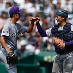 　智弁和歌山に勝利し、タッチを交わす萬谷（左）と高橋蓮の花巻東バッテリー＝甲子園