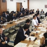 　自民党農林部会の会合で謝罪する農林水産省の幹部ら（左列）＝８日午前、東京・永田町の党本部