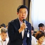 　会合で障害者団体の代表らに謝罪する、名古屋市の広沢一郎市長＝８日午前、名古屋市役所